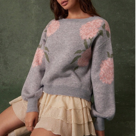 Rouge! Sweaters - Roses Print Gray Knit Round Neck Long Sleeve Pullover Sweater Stretchy
